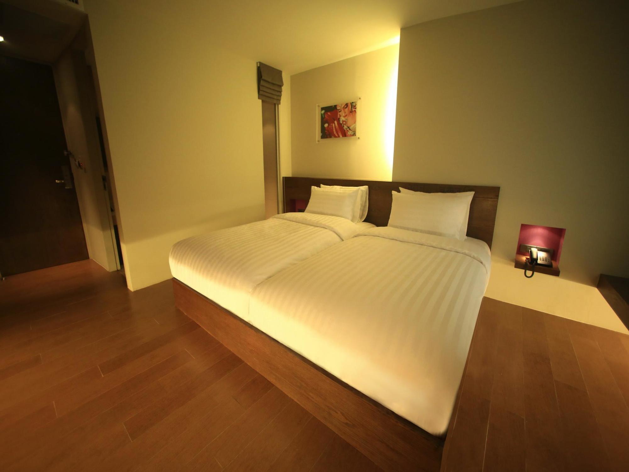 Silom One Bed & Breakfast Bangkok Luaran gambar