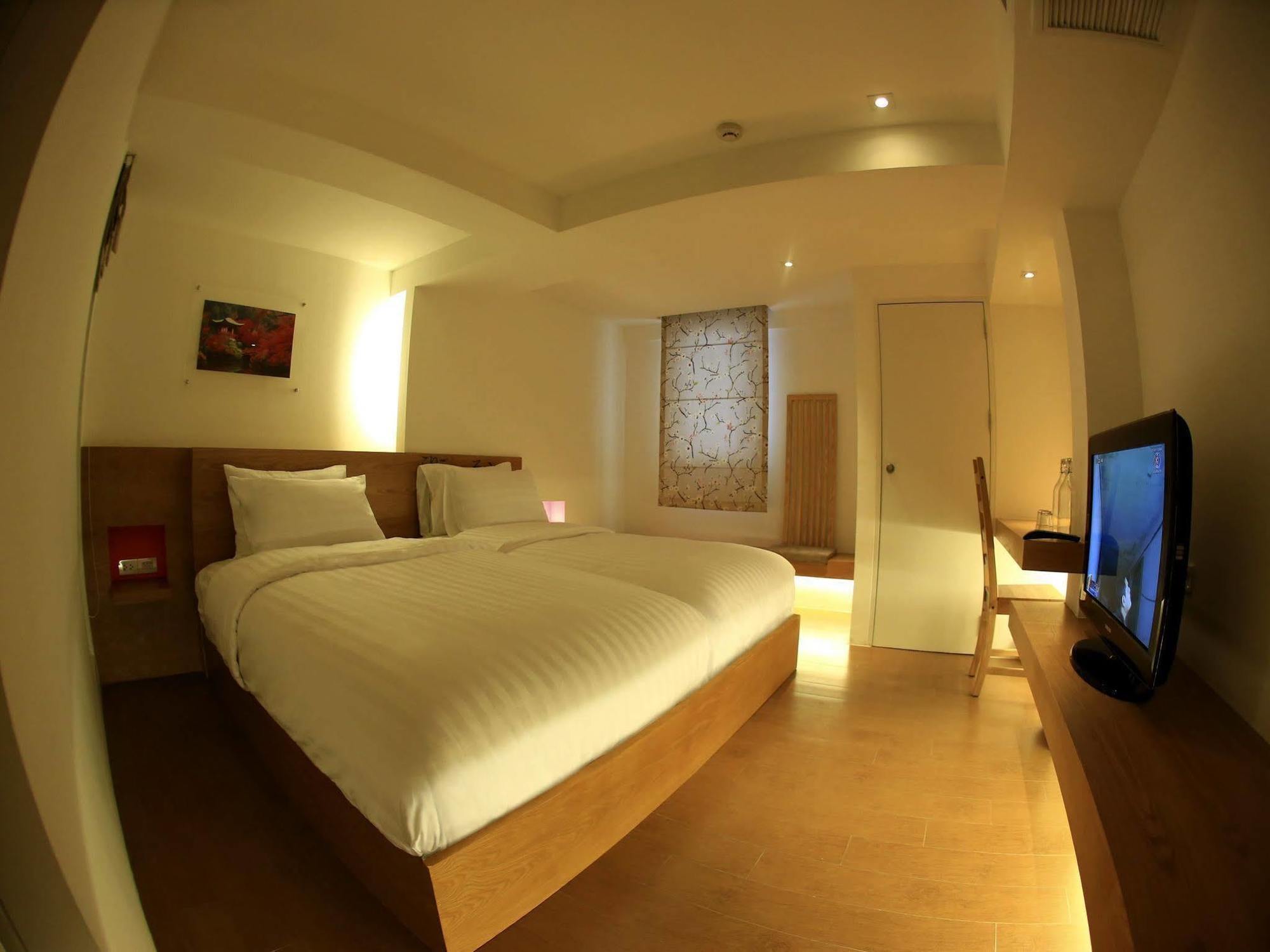 Silom One Bed & Breakfast Bangkok Luaran gambar