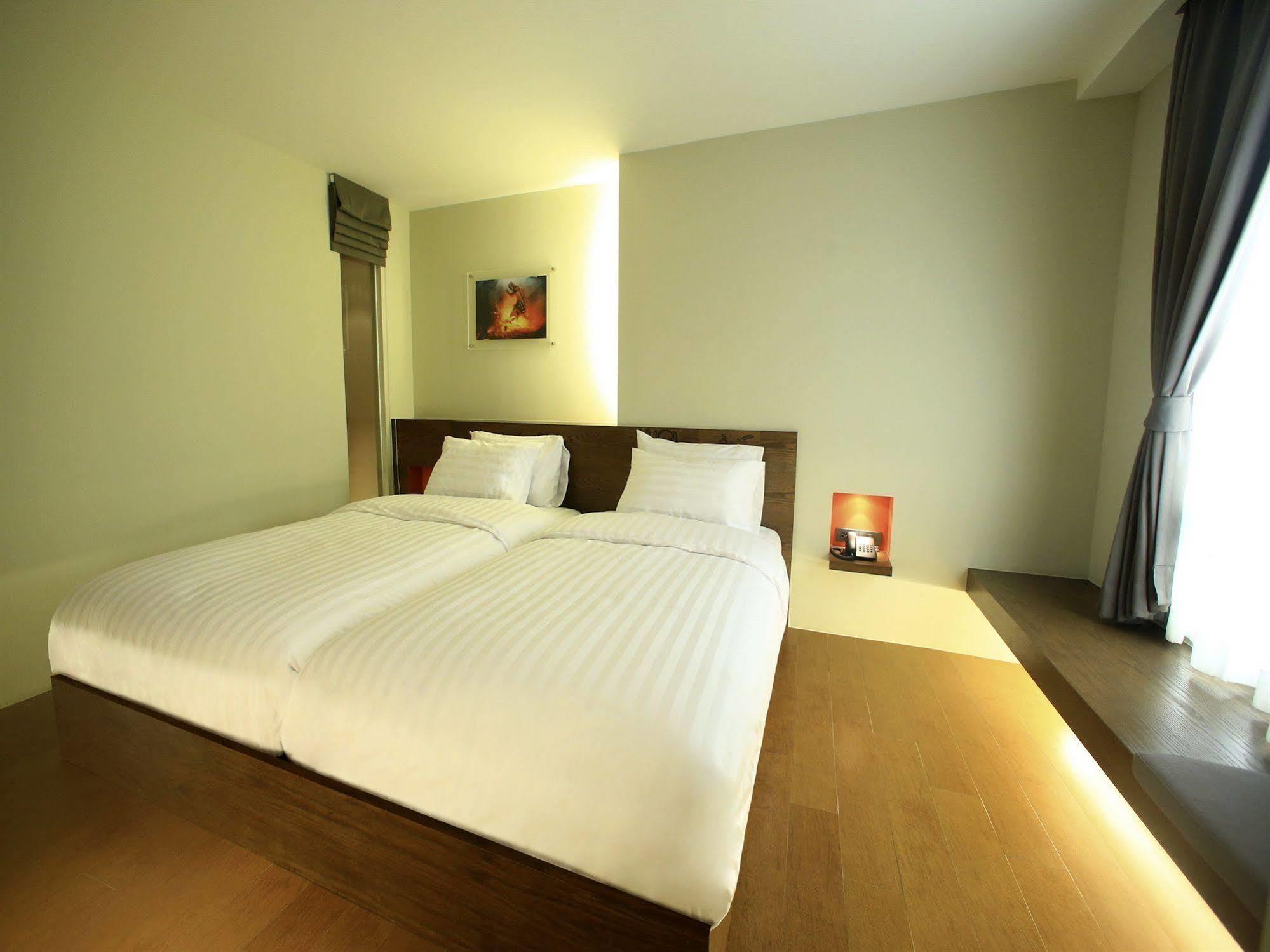 Silom One Bed & Breakfast Bangkok Luaran gambar