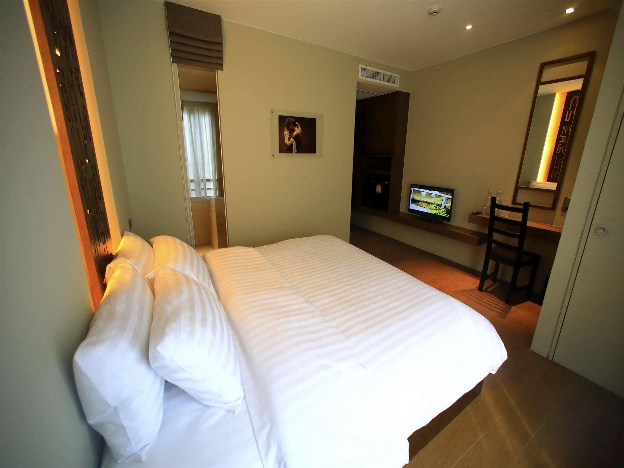 Silom One Bed & Breakfast Bangkok Luaran gambar