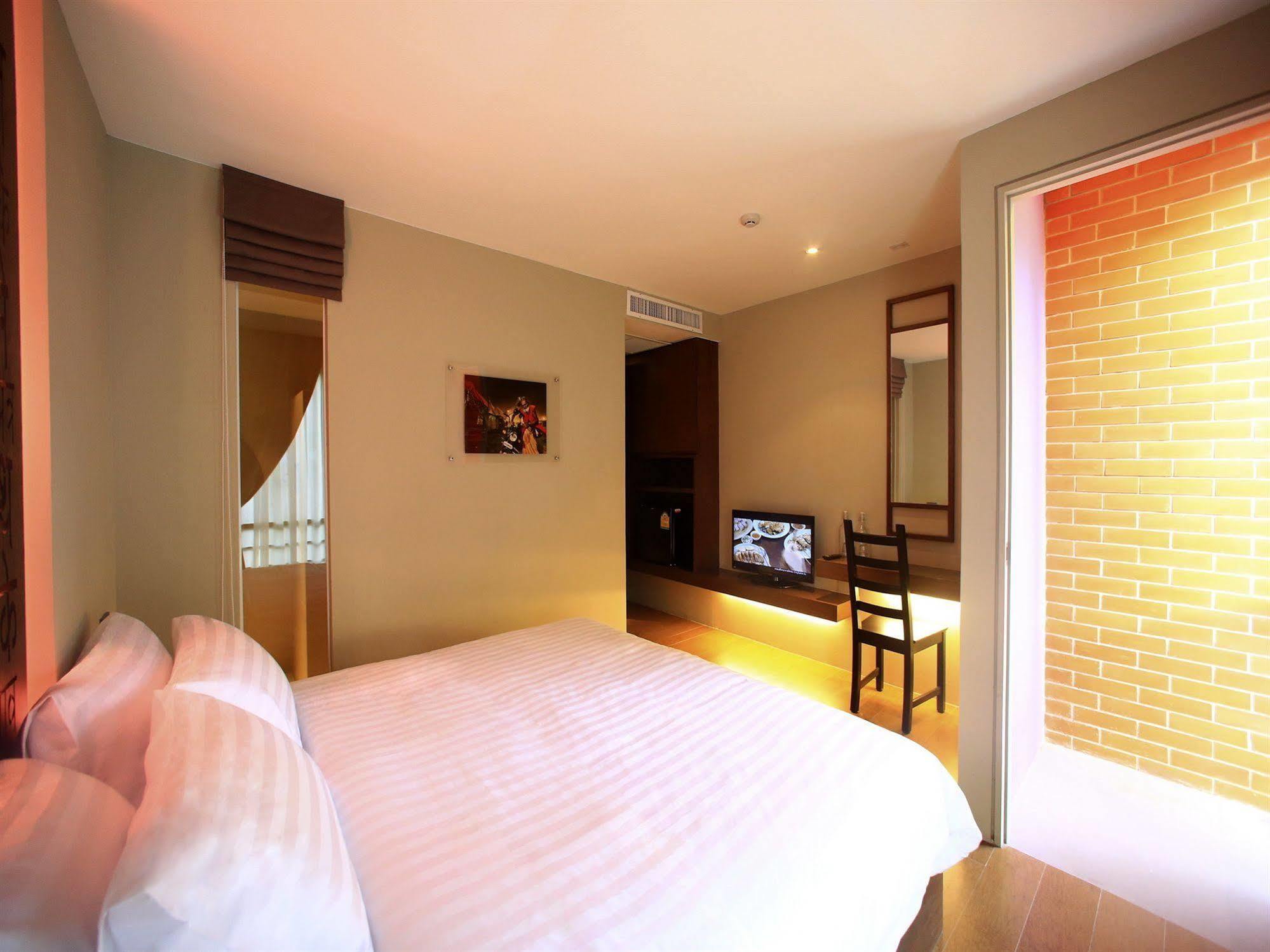 Silom One Bed & Breakfast Bangkok Luaran gambar