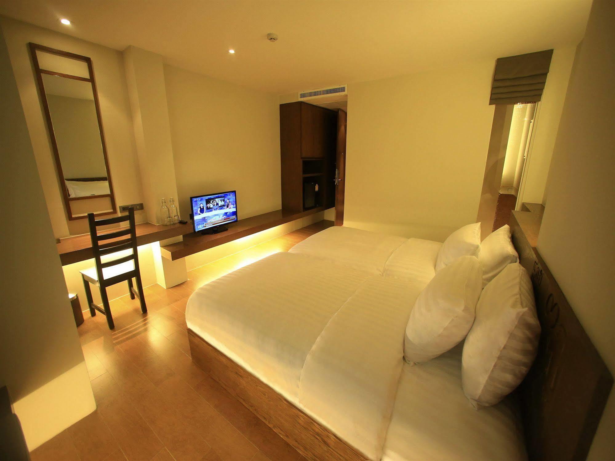 Silom One Bed & Breakfast Bangkok Luaran gambar